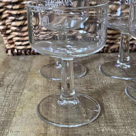 Set of 4 Clear Seagrams Gin Stemmed Glasses with White Print - Picture 4 of 11